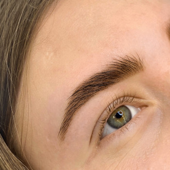 Коррекция и окрашивание бровей краской