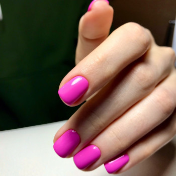 Яркий весенний маникюр шикарно смотрится на ручках модниц.