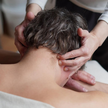 лікувальний масаж спини 350