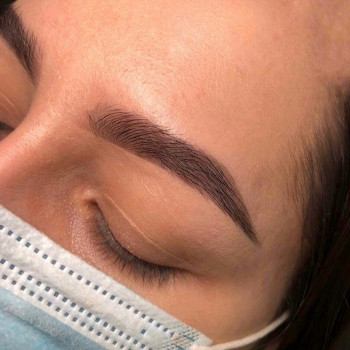 Корекція і фарбування брів