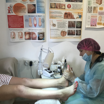 Маникюр с покрытием
                    Салон красоты Артхолл Винница