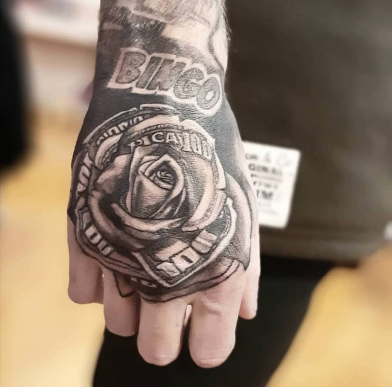 Мужские роза на кисти, фото - Тату салон BLVCK BONE TATTOO