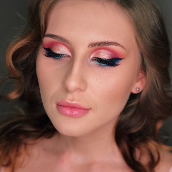 Яркий макияж со стрелками розовый, фото - Салон красоты Diamond Beauty Studio