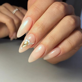 Наращивание и декорирование камнями