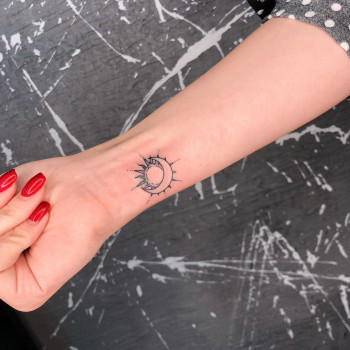 Маленьке соничко з луною на запясті, 2х2 см, 1300 грн.