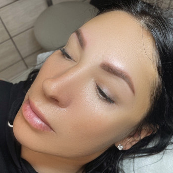 Перманентный макияж бровей.