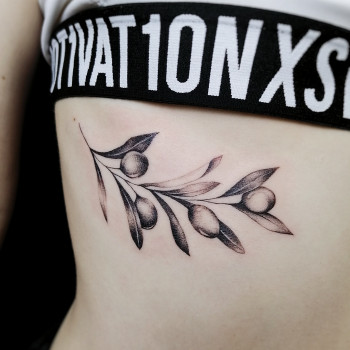 Тату под грудью ветка оливковая ветвь, фото - Тату мастер Катерина Зареченська