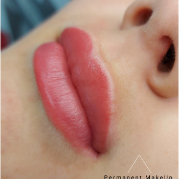 Перманентний макіяж губ.

   