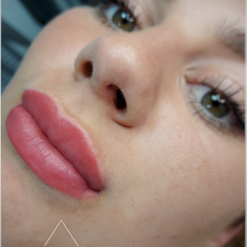 Перманентний макіяж губ.

   