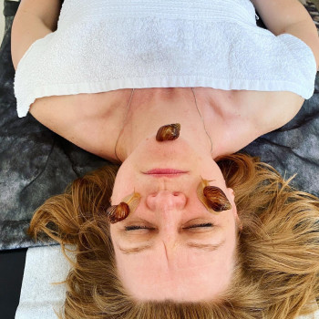 Равликотерапія — масаж обличчя за допомогою равликів.Цей сли