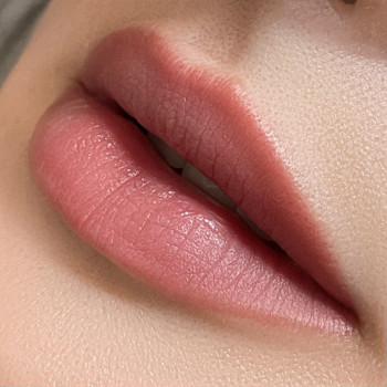 Перманентный макияж губ.