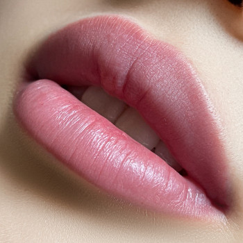 Перманентный макияж губ.