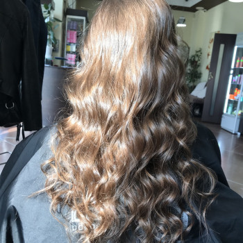Пилинг головы + питательная маска + укладка на локоны
                    Трітментолог Люда Київ