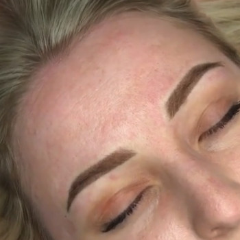 Пудровые брови.