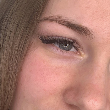 Коррекция и окрашивание краской
                    Бровіст Анастасия Кривий Ріг