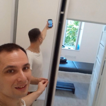 На робочому місці присутній адміністратор (дівчина)