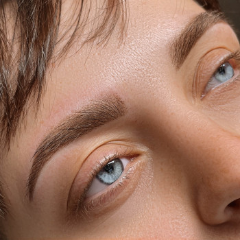 Перманентный макияж бровей.