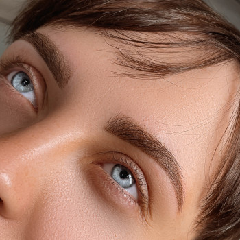 Перманентный макияж бровей.