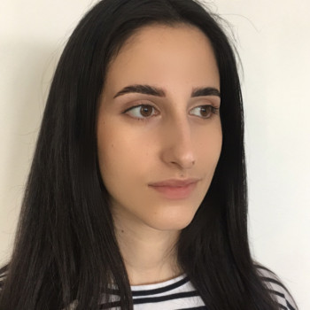 На фото моделирование бровей + долговременная укладка