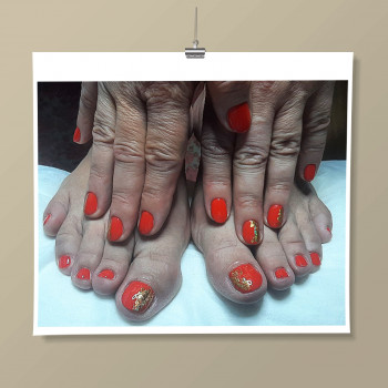 Красный маникюр в сочетании с красным педикюром -яркий акцен