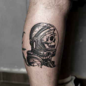 Тату на нозі череп космонавт, фото - Тату салон Tesla Tattoo