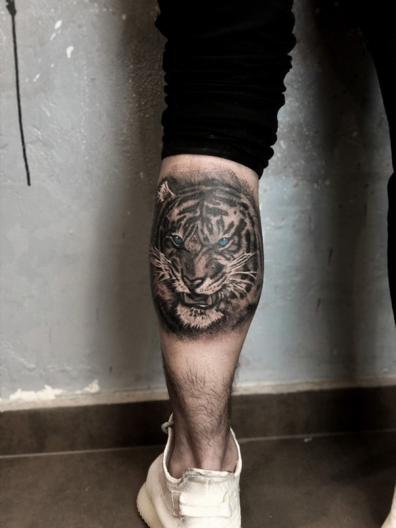Мужские на ноге реализм, фото - Тату салон Tesla Tattoo
