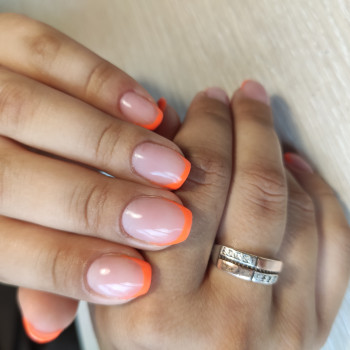 Укрепление и покрытие ногтей
                    Мастер маникюра Светлана Киев