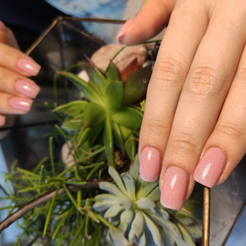 Укрепление и покрытие ногтей
                    Мастер маникюра Светлана Киев