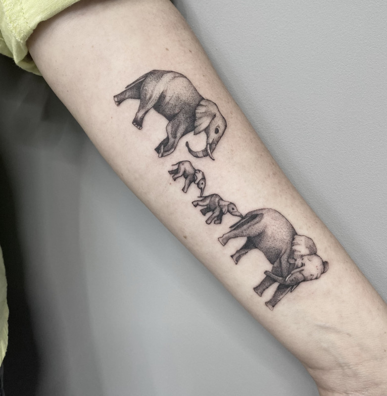 Цветные тату 2023. Тату 2023 года. Бабочка тату маленькая легкая. Татуировки 2023 женские. Тату для сильной женщины.