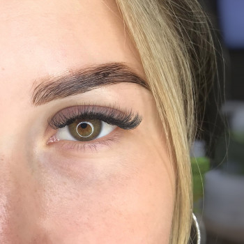 Наращивание ресниц + ламинирование бровей