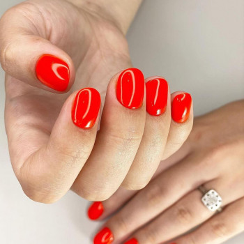 Красный маникюр на короткие ногти яркий, фото - Салон красоты Apis Nails