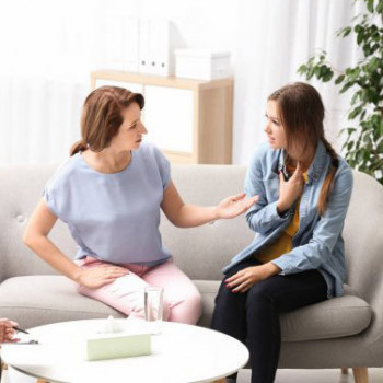 Девочка подросток и мама