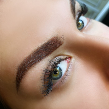 Брови сразу после процедуры.