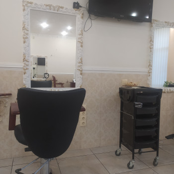 Робоче місце для Перукаря
                    Салон краси Імперія краси Кременчук