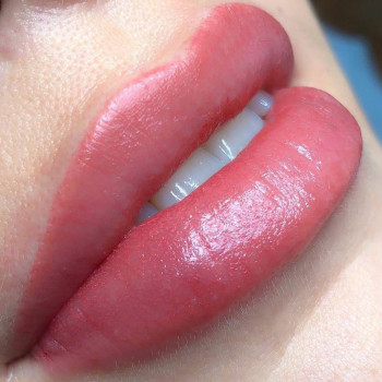 Перманент губ сразу после процедуры? Выполнена техника Nude 