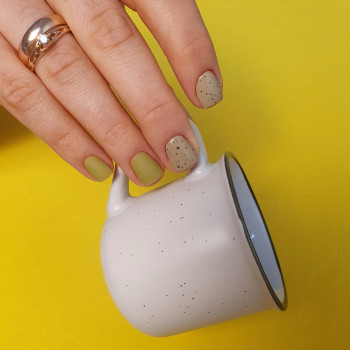 Матовый маникюр перепелиное яйцо оливковый, фото - Мастер маникюра Мария Онда