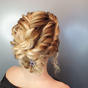 Собранная причёска (пучок, греческий хвост, ракушка)
                    Візажист Татьяна Харків