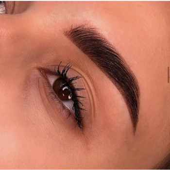 Коррекция и окрашивание бровей краской