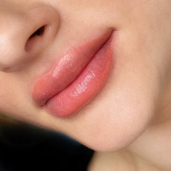 Пудрове напилення губ для клієнтки