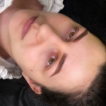 Пудрове напилення брів в техніці «Візажні брови».