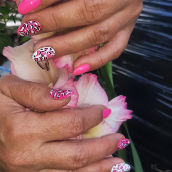 Модный яркий маникюр лето2021