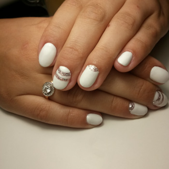 Белый маникюр на короткие ногти с блестками, фото - Ногтевая студия Подо студия номер 1 Наталии Ушецкой