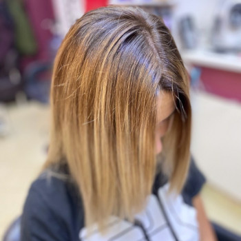 Складне або однотонне фарбування/висвітлення волосся/фарбування сивини
                    Салон красоты Blackberry Киев