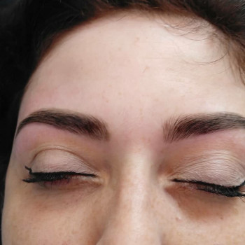 Коррекция и окрашивание бровей краской