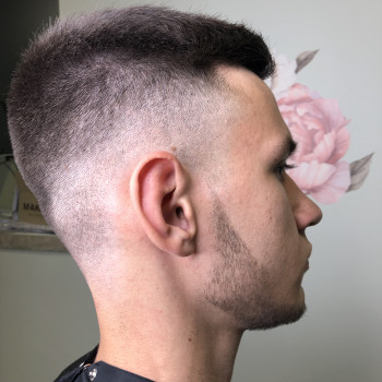 Мужская стрижка
                    Перукар Римма Харків