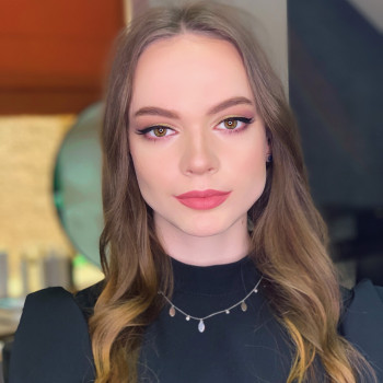 Легкий вечірній макіяж з акцентом на стрілки, фото - Салон краси BeautyHub LuSea
