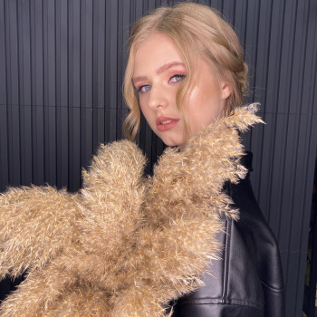 Легкий вечірній макіяж з акцентом на стрілки