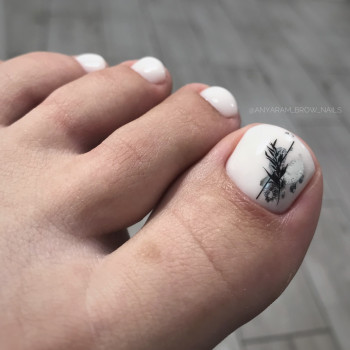 Молочний полюбився багатьом 
На великому пальчику дизайн (сл