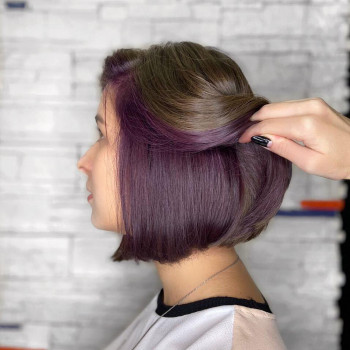 Жіноча стрижка приховане фарбування фіолетовий колір волосся, фото - Салон краси Fargo