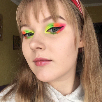 Неоновый макияж